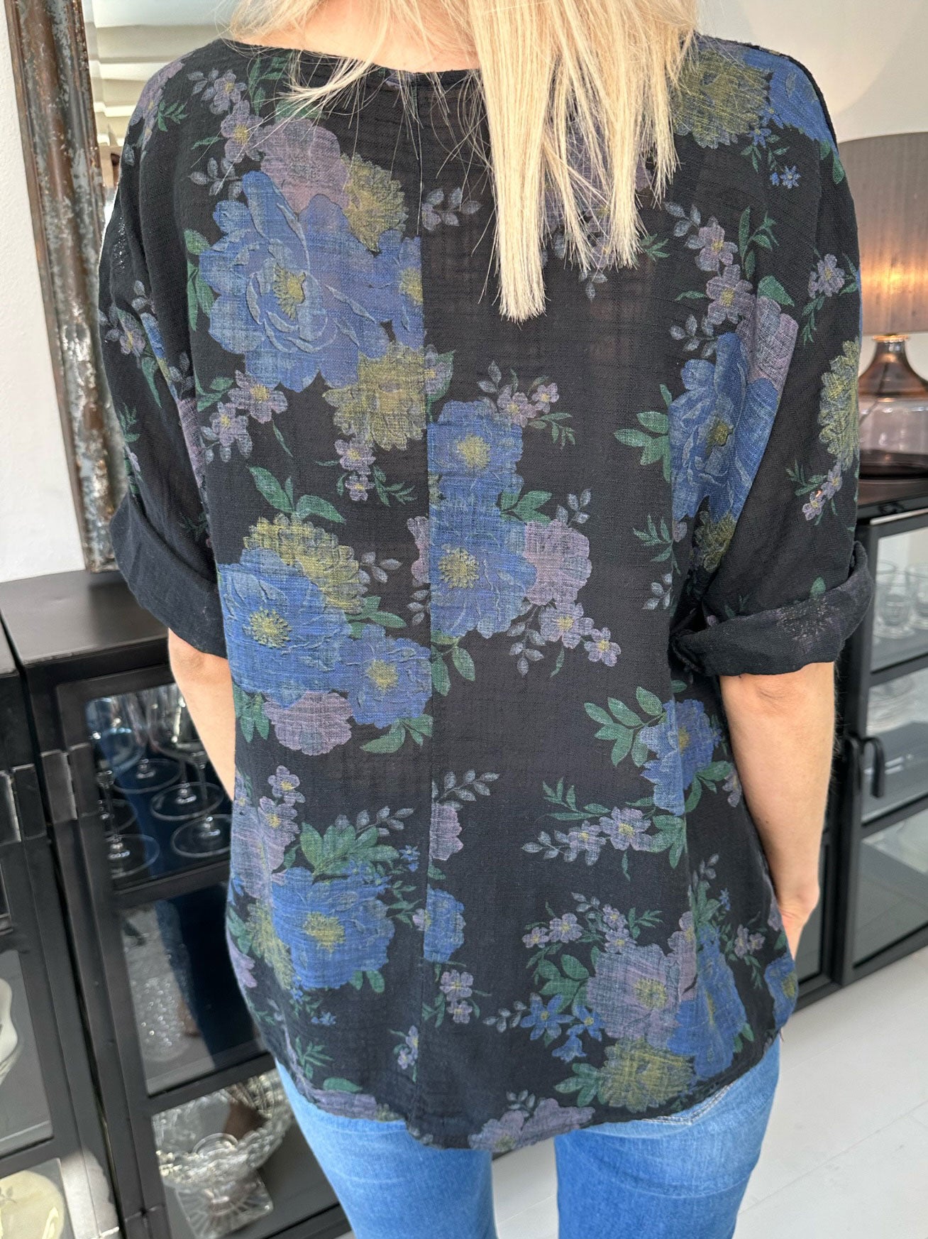 Gissele - Sød bluse i hørlignende stof med blomsterprint